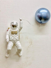 Load image into Gallery viewer, Astronaut Balloon
